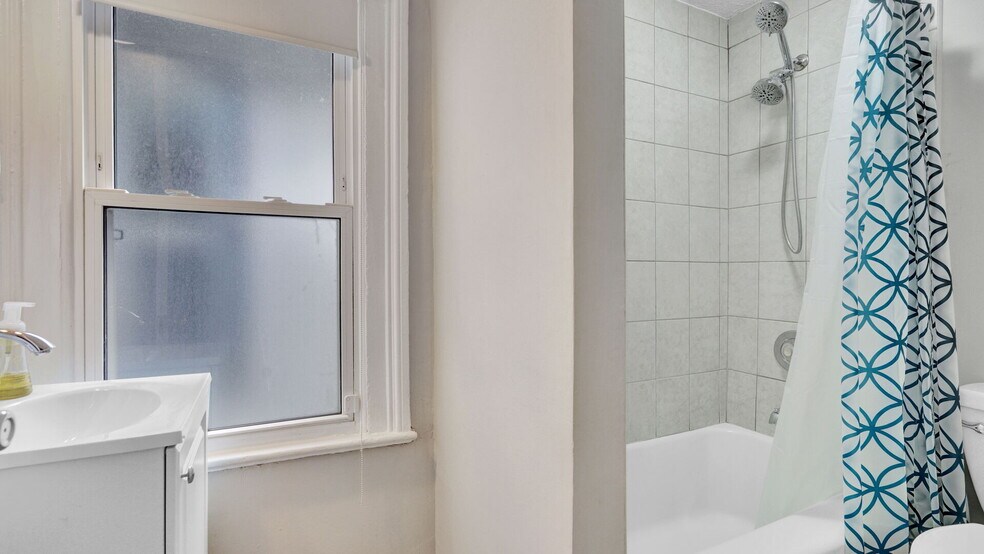 1st floor bathroom tub/shower - 15 Averill Ave