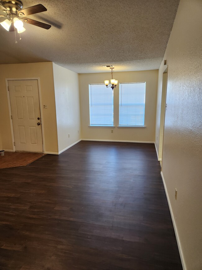 Building Photo - 123 Oakwood Ln