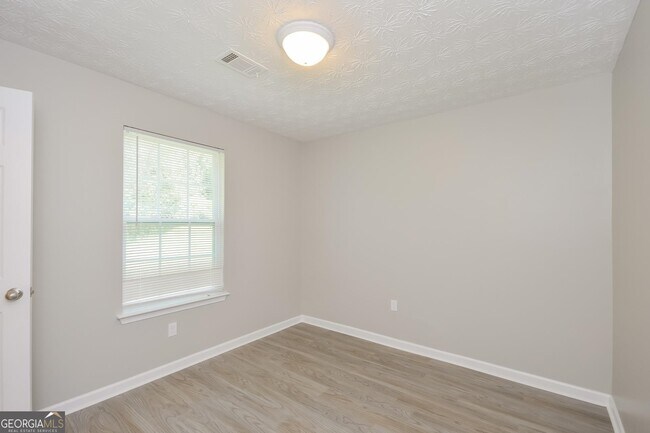 Building Photo - 541 Dove Way