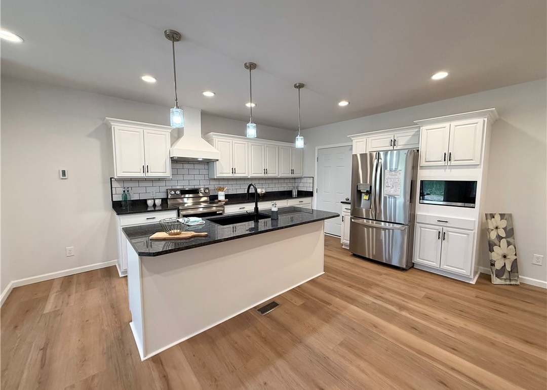 Building Photo - 2002 Maes Lndg