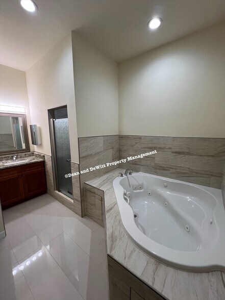 Building Photo - 4 Bed/2 Bath