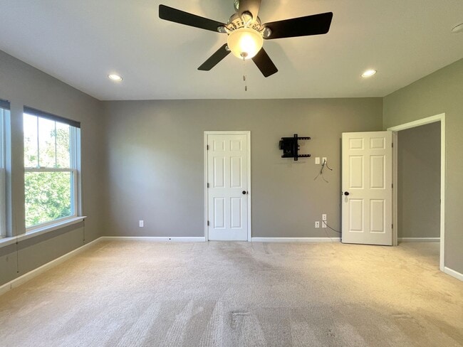Building Photo - Spectacular 4 Bed 3.5 Bath Townhouse In Br...