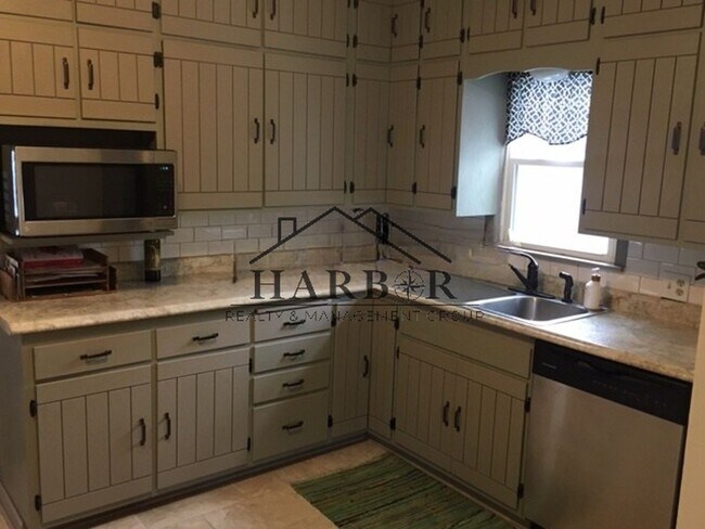 Building Photo - 1610 4th St NE