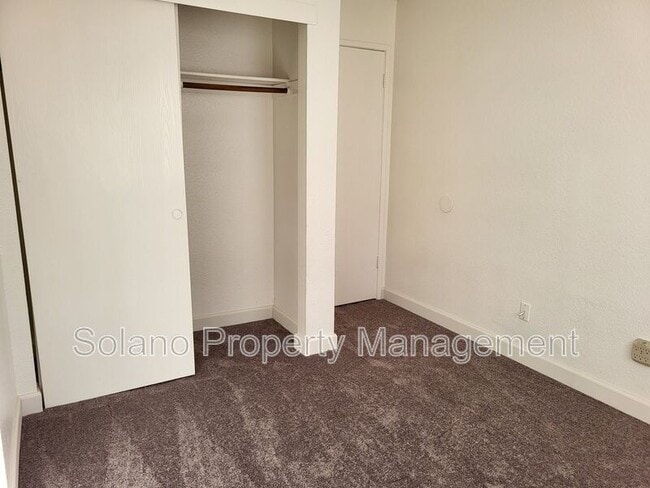 Building Photo - 1910 Grande Cir