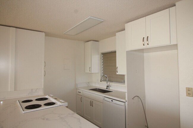 Building Photo - High 2 bedroom with sweeping views!