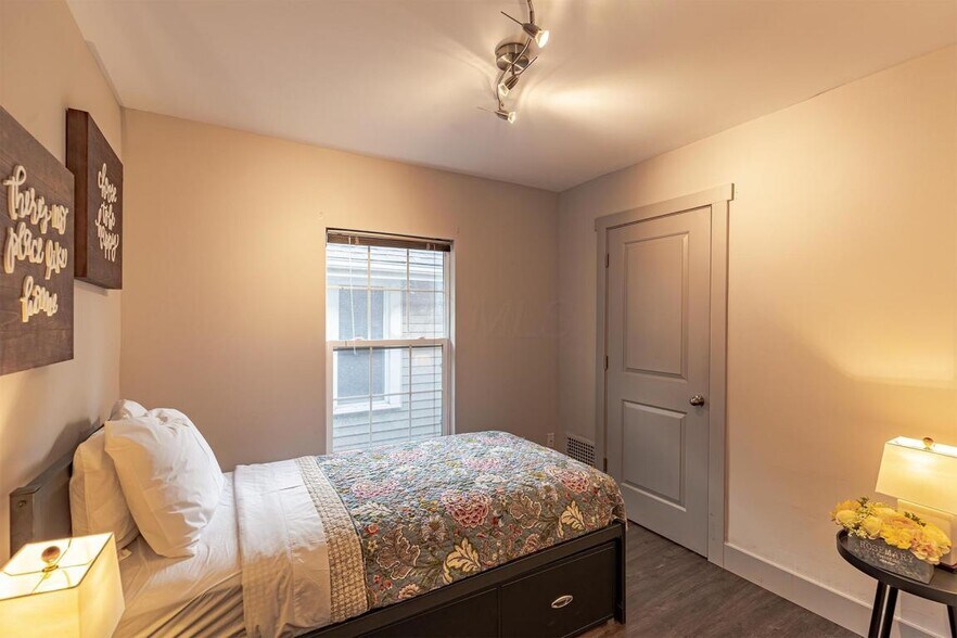 Building Photo - 2418 Indianola Ave