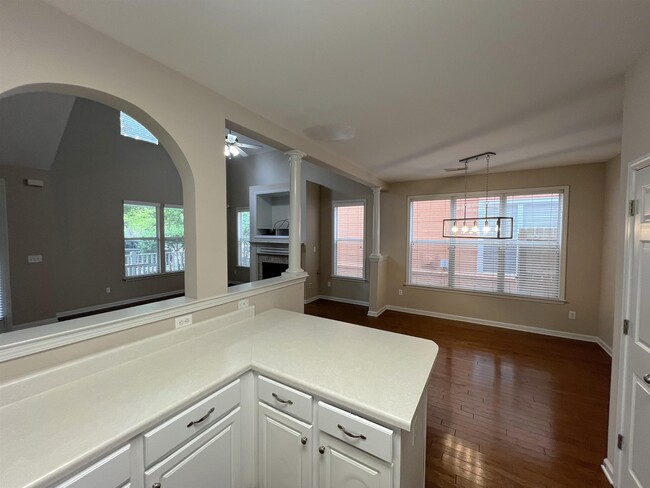 Building Photo - 1342 Island Pl E
