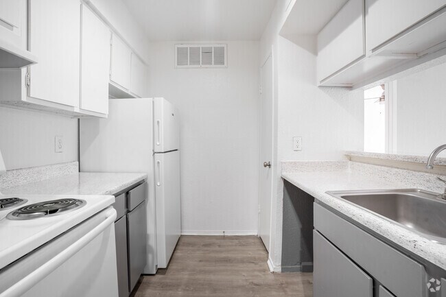 1BR, 1BA - 653SF - Kitchen - 8915 Broadway