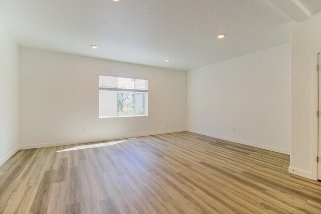 Building Photo - 1163 100 S