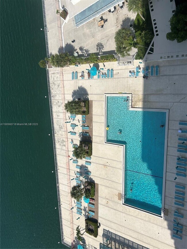 Building Photo - 300 Bayview Dr