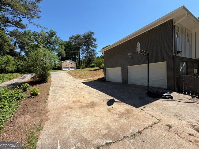 Building Photo - 3336 Camelot Dr NE