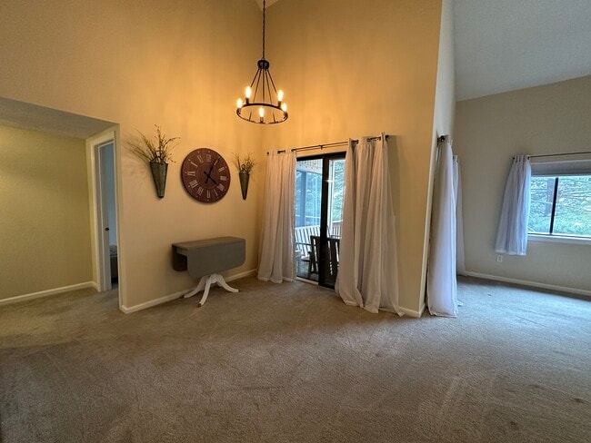 Dining - 306 Trailside Way