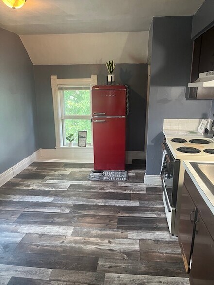 Unit 3 - 552 N Division St