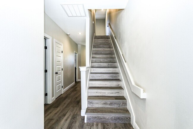 Building Photo - 3 Bed 3 Bath with rooftop Deck!