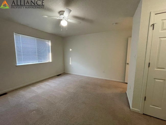 Building Photo - West Side Townhome!