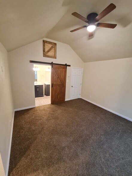 Building Photo - 527 Oak Lawn Dr
