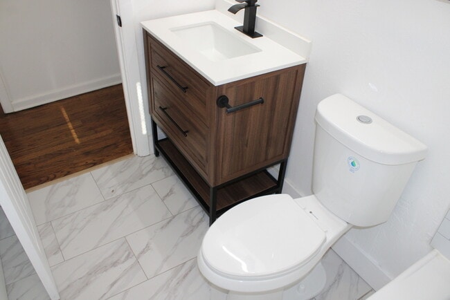 Building Photo - Cozy 2-bedroom, 1-bath home with vanity located in Independence, MO