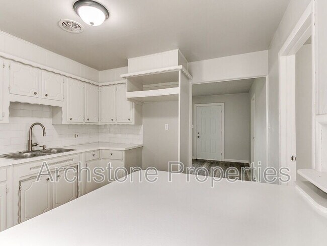 Building Photo - 2312 Mustang St