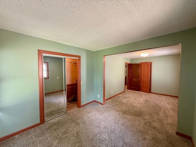 Building Photo - 2 Bed / 1 Bath House with lots of Features...