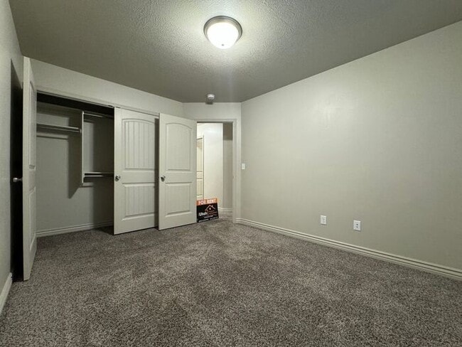 Building Photo - 3 bdrm 2 1/2 bth townhouse 1 Car Garage