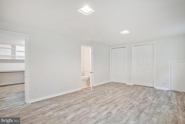 Building Photo - 8205 Robin Hood Ct