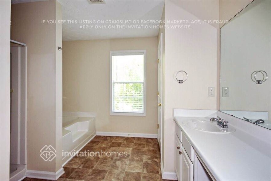 Building Photo - 6521 Carriage Ln