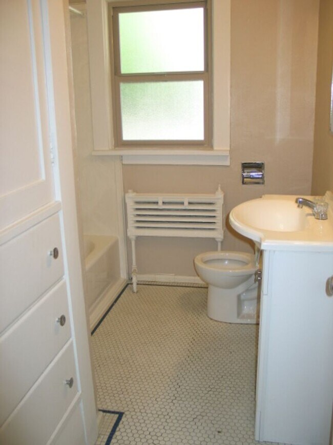 Building Photo - 631 E 400 N