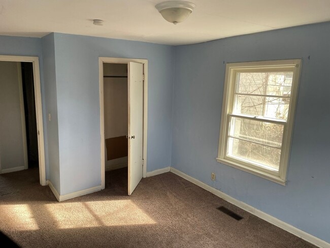 Building Photo - 704 N Almond St