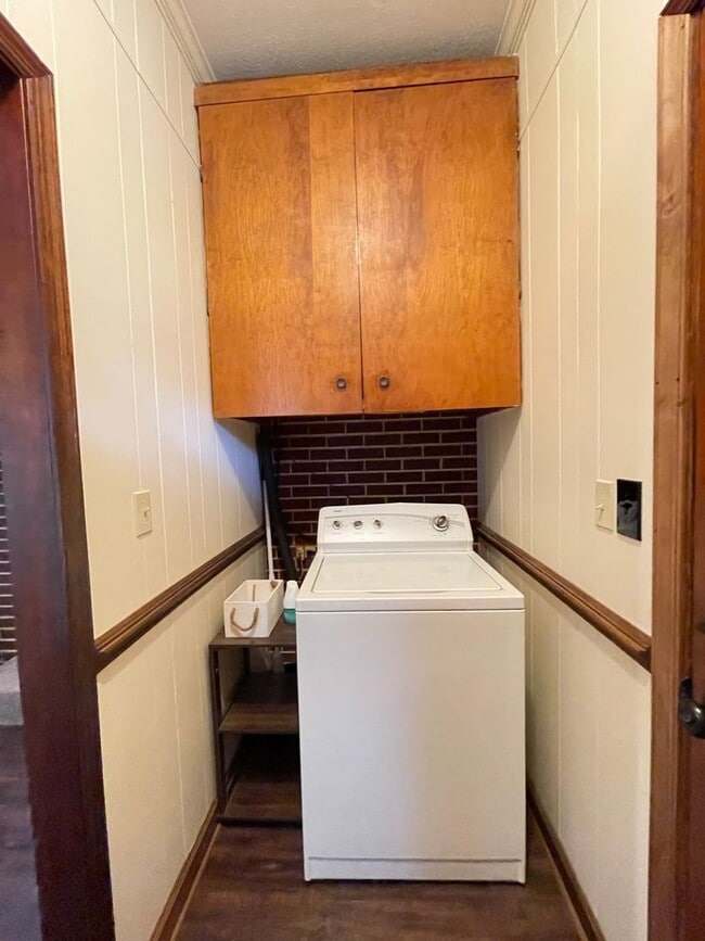 Building Photo - Large Furnished Rancher that Includes Lawn Maintenance and Bonus Room