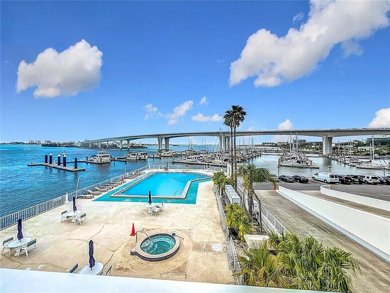 Building Photo - 100 Pierce St