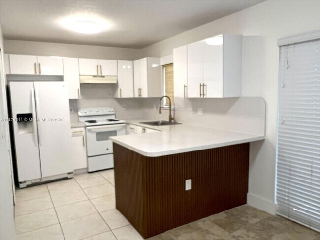 Building Photo - 1240 SE 28th Ct
