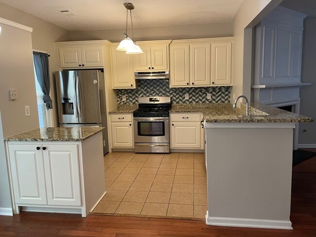 Kitchen with stainless steel appliances - 1815 Kilmington Ct