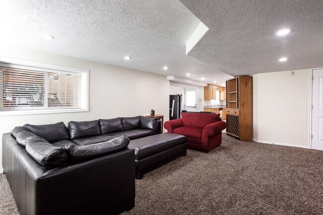 Building Photo - Bright and Spacious Living in Willow Creek