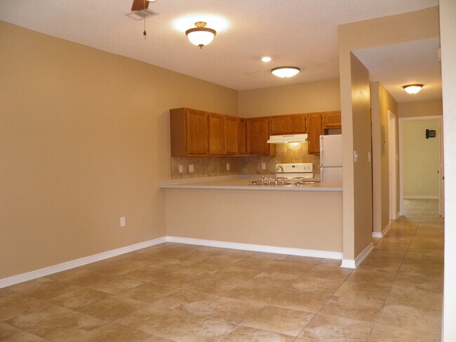 Building Photo - 1843 Whispering Oaks Ln
