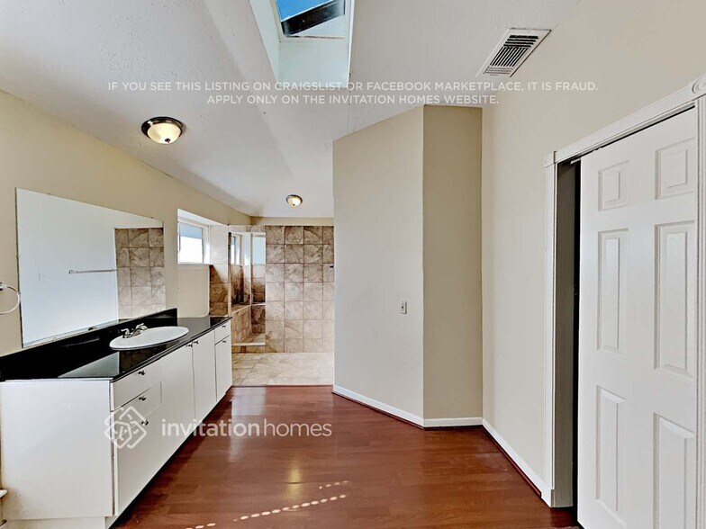 Building Photo - 12902 Skymeadow Dr