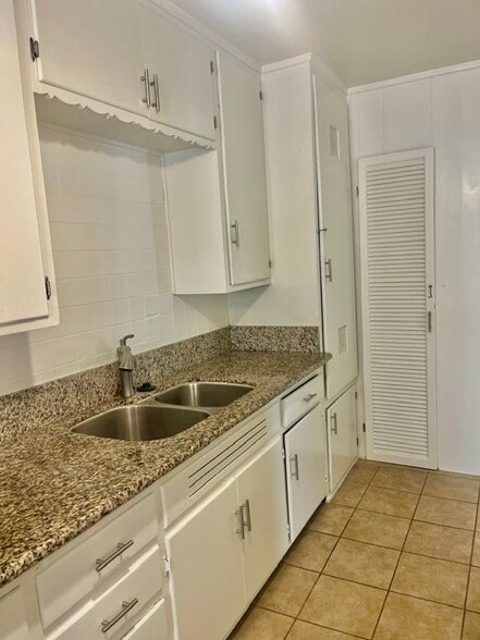 Kitchen - 33 Granada Ave