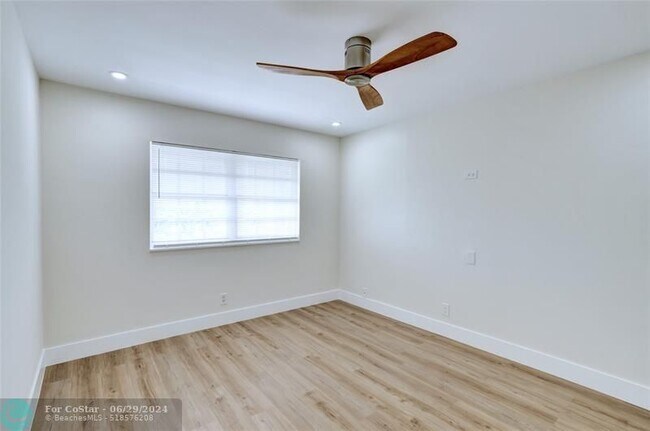 Building Photo - 1407 NE 56th St