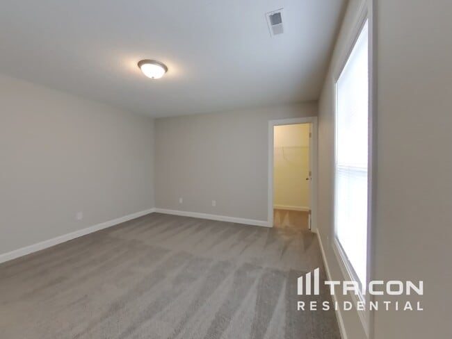 Building Photo - 2990 Parkview Dr