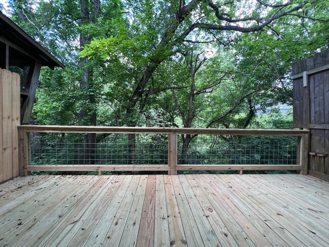 Building Photo - 2 bedroom Townhouse near 5 Points!