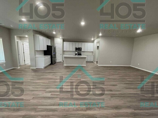 Building Photo - 5 Bedroom Dream Home