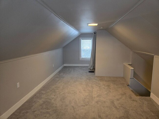 Building Photo - Charming 3-Bedroom Property in Prime Location