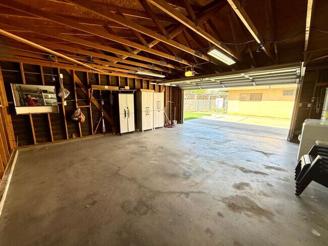 Building Photo - Charming 3BR Home w/ River Views, Open Floor Plan & Island Kitchen- Available Now!