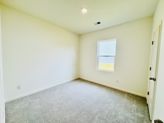 Building Photo - 554 Silver Pidgeon St