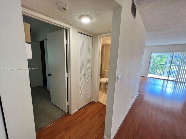 Building Photo - 2220 N Cypress Bend Dr