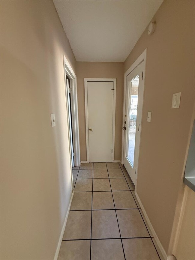 Building Photo - 1402 Westcott Dr