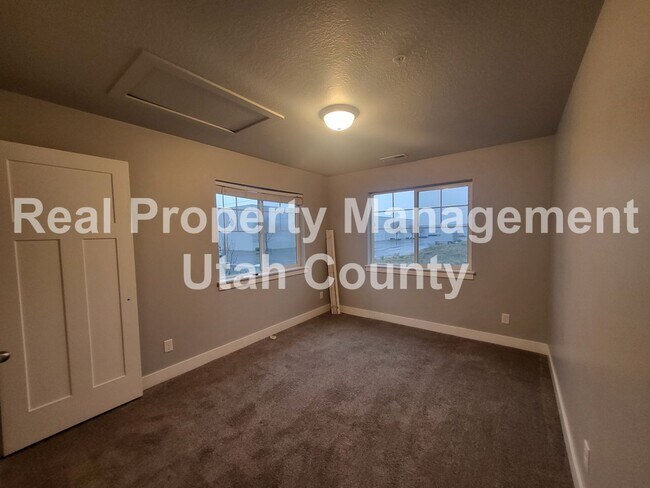 Building Photo - Pet Friendly Springville Condo