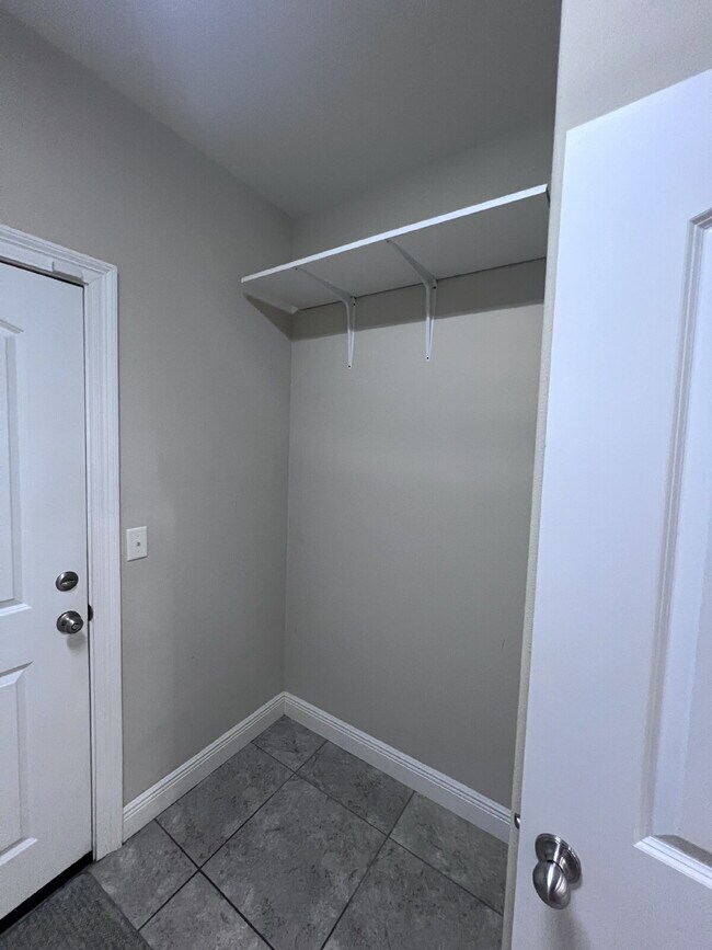 Building Photo - 6882 Brocado Ct