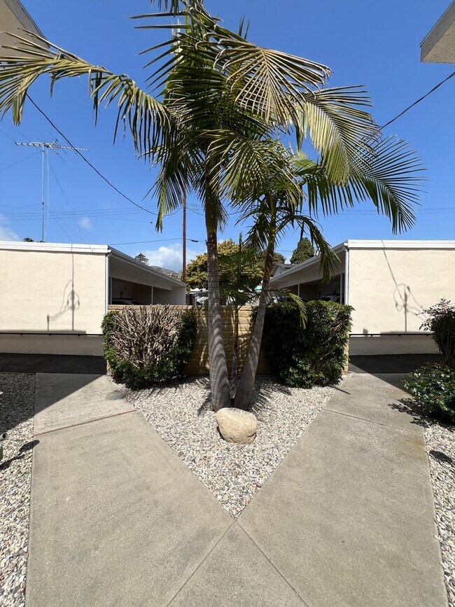 Building Photo - Charming One Bedroom Unit.