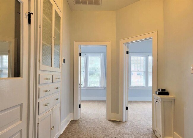 Building Photo - Stunning 4-Bed, 3-Bath Gem 1 Minute from Midtown!