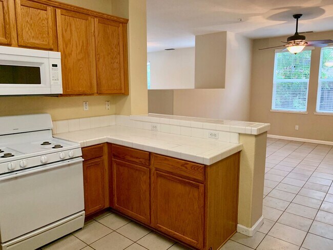 Building Photo - Beautiful Brentwood home with bed and full bath downstairs